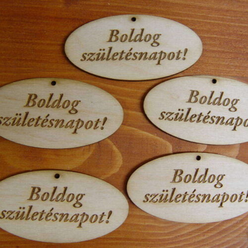 Natúr fa - "Boldog Születésnapot" gravírozott ovál tábl...