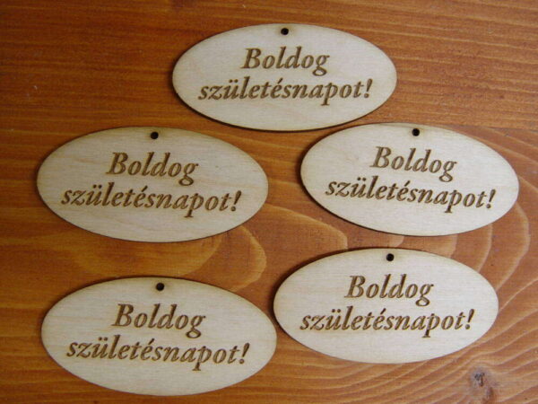 Natúr fa - "Boldog Születésnapot" gravírozott ovál tábl...